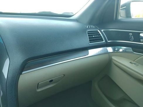 Used 2017 Ford Explorer Limited image 27
