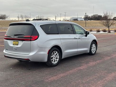 Used 2024 Chrysler Pacifica Touring-L image 3