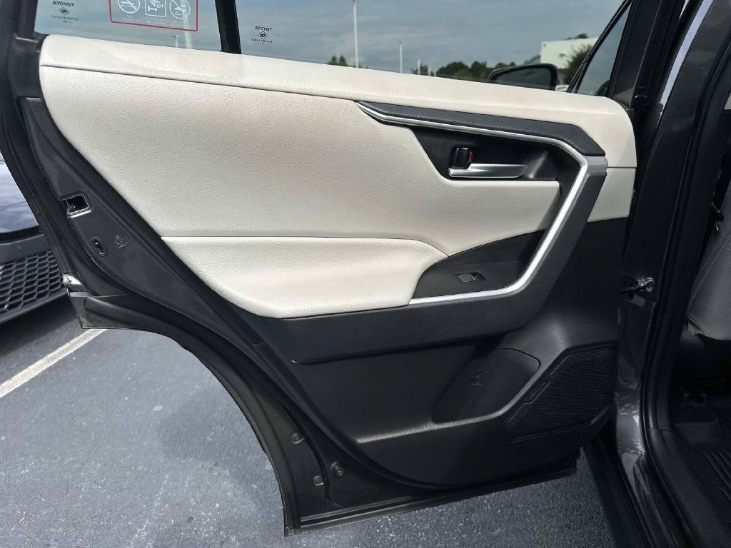 Used 2025 Toyota RAV4 XLE FWD image 12
