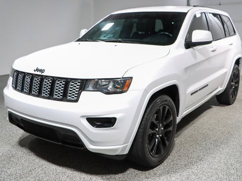 Used 2020 Jeep Grand Cherokee Altitude RWD image 30