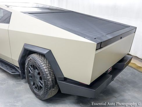 Used 2024 Tesla Cybertruck AWD Crew Cab image 9