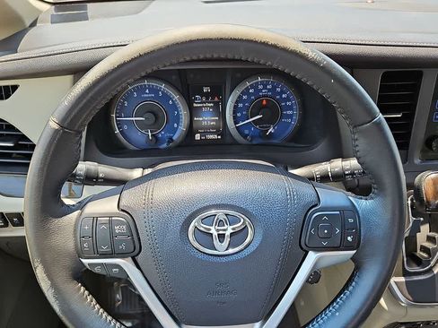 Used 2016 Toyota Sienna XLE w/ XLE Navigation Package FWD image 19