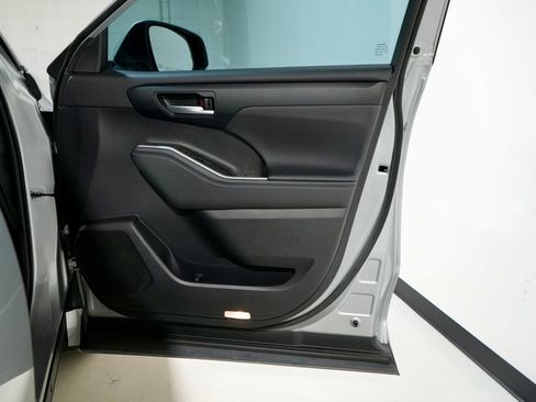 Used 2023 Toyota Highlander XLE image 27