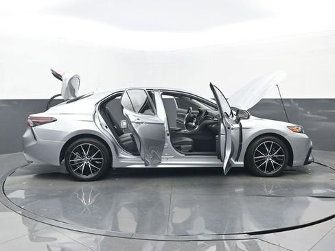 Used 2024 Toyota Camry SE image 33