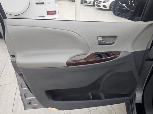 Used 2014 Toyota Sienna XLE FWD image 36