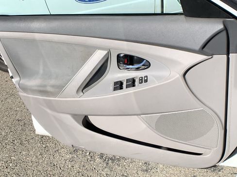 Used 2010 Toyota Camry LE image 14