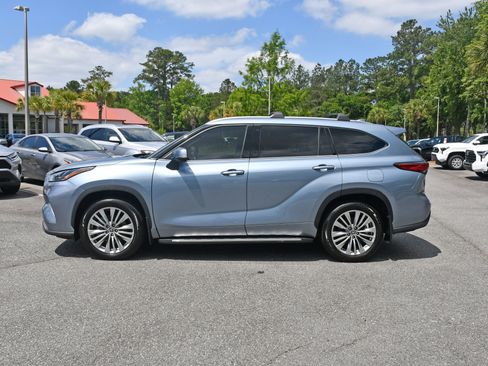 Used 2023 Toyota Highlander Platinum FWD image 2
