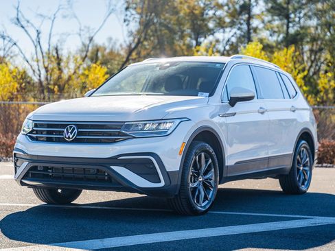 Used 2023 Volkswagen Tiguan SE image 3