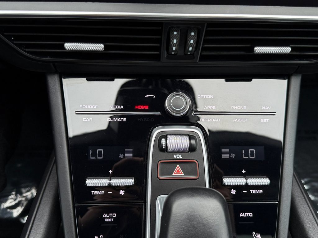 Used 2023 Porsche Cayenne GTS w/ Premium Package AWD/4WD image 17