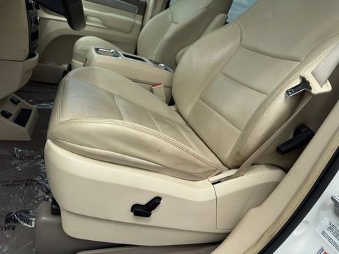 Used 2010 Volkswagen Routan SEL FWD image 6
