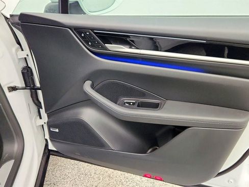 Used 2025 Porsche Macan 4 Electric image 29