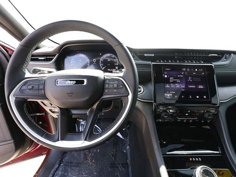 Used 2025 Jeep Grand Cherokee Altitude AWD/4WD image 13