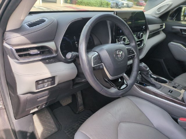Used 2023 Toyota Highlander Limited FWD image 13