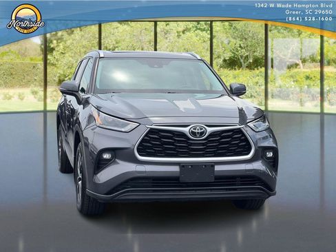 Used 2021 Toyota Highlander XLE AWD/4WD image 7