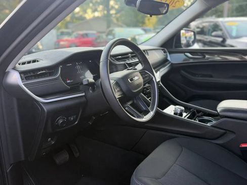 Used 2023 Jeep Grand Cherokee Laredo w/ Luxury Tech Group I AWD/4WD image 13