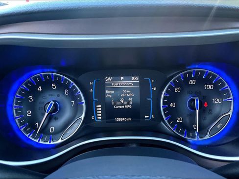 Used 2017 Chrysler Pacifica Touring-L FWD image 25