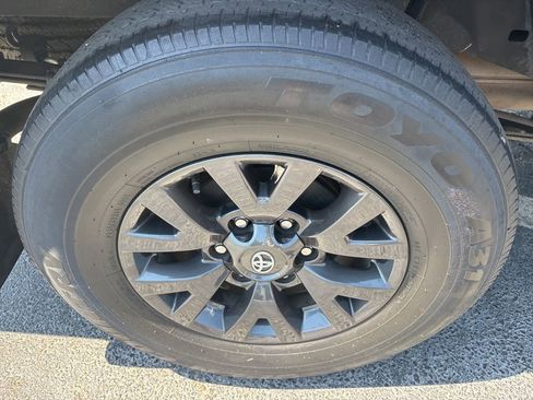 Used 2022 Toyota Tacoma SR5 RWD image 11