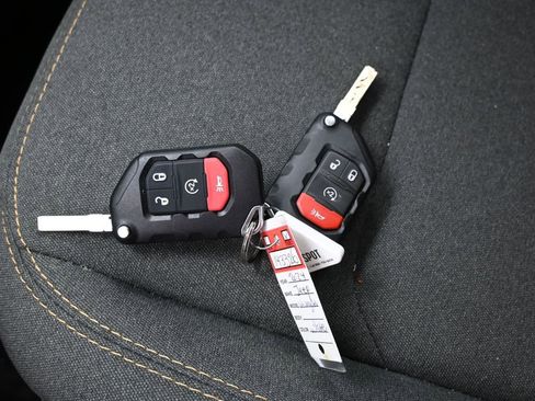 Used 2024 Jeep Wrangler Unlimited w/ Convenience Group AWD/4WD image 32