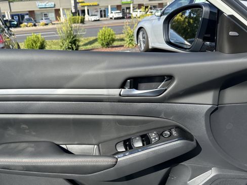 Used 2025 Nissan Altima 2.5 SR w/ SR Premium Package image 21