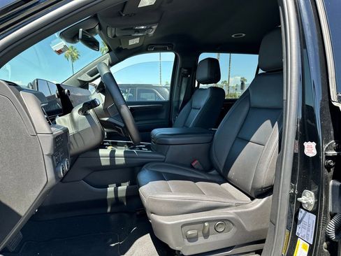 Used 2025 Chevrolet Suburban Z71 image 5