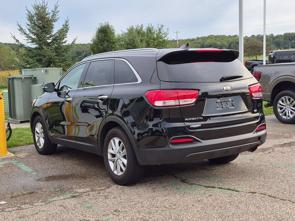 Used 2016 Kia Sorento FWD w/ LX Convenience Package image 4