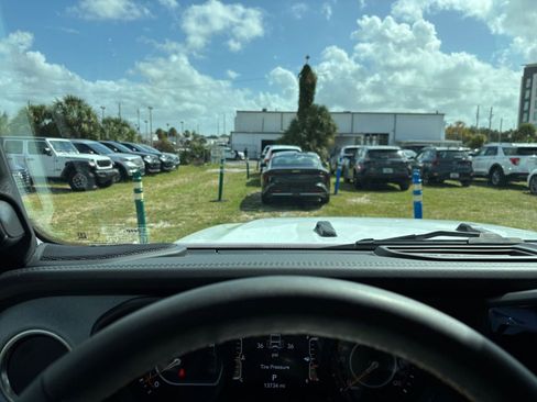 Used 2025 Jeep Wrangler Sahara image 34