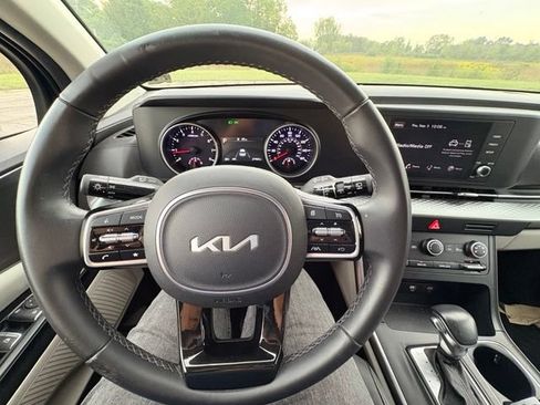 Certified 2024 Kia Carnival LX FWD image 14