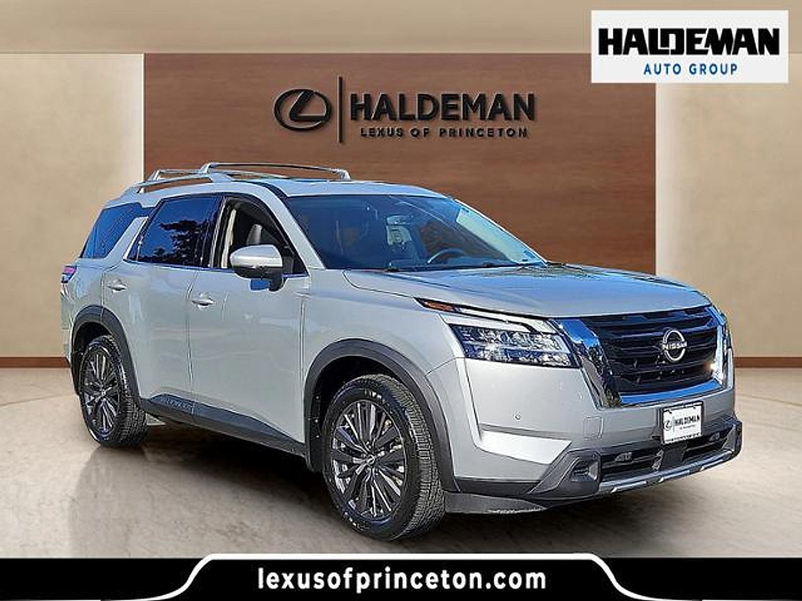 Used 2023 Nissan Pathfinder SL w/ SL Premium Package AWD/4WD image 1