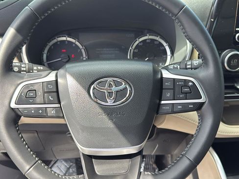 Certified 2024 Toyota Highlander XLE image 10