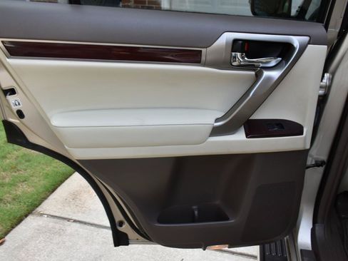 Used 2014 Lexus GX 460 w/ Premium Package AWD/4WD image 22