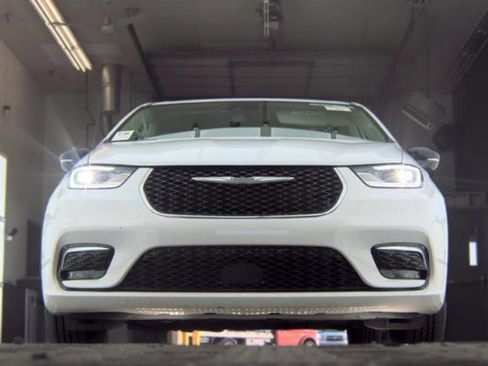 Used 2024 Chrysler Pacifica Touring-L FWD image 4