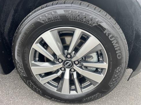 Certified 2025 Nissan Pathfinder SL image 12