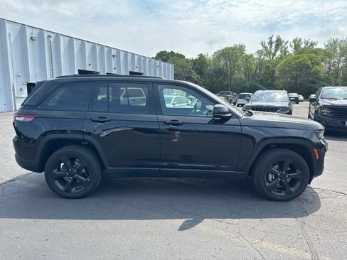 Used 2023 Jeep Grand Cherokee Altitude AWD/4WD image 11