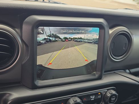 Used 2022 Jeep Gladiator Sport image 25