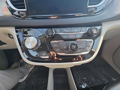 Used 2024 Chrysler Pacifica Touring-L image 24
