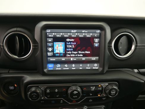 Used 2022 Jeep Wrangler Unlimited Sahara w/ Cold Weather Group AWD/4WD image 16