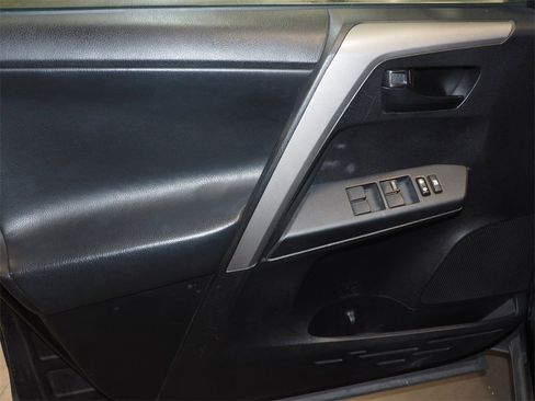 Used 2016 Toyota RAV4 LE image 7