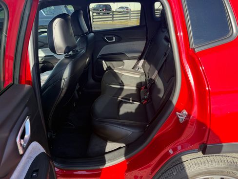 Used 2023 Jeep Compass Latitude image 10