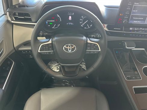 Used 2024 Toyota Sienna XLE image 15