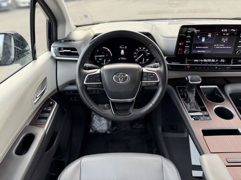 Used 2021 Toyota Sienna XLE image 23