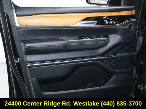 Used 2024 Jeep Grand Wagoneer Series III w/ HD Trailer Tow Package AWD/4WD image 19