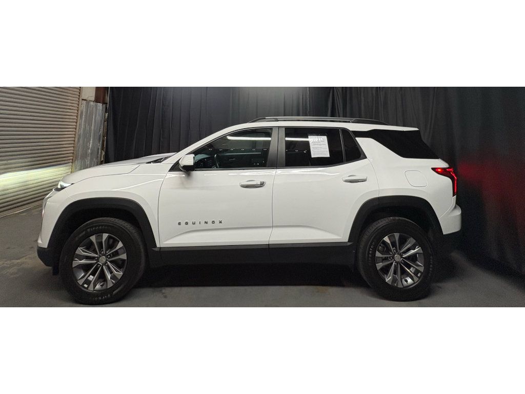 Used 2025 Chevrolet Equinox LT w/ Convenience Package II FWD image 8