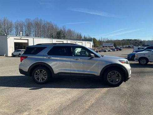 Used 2021 Ford Explorer XLT w/ Equipment Group 202A image 4