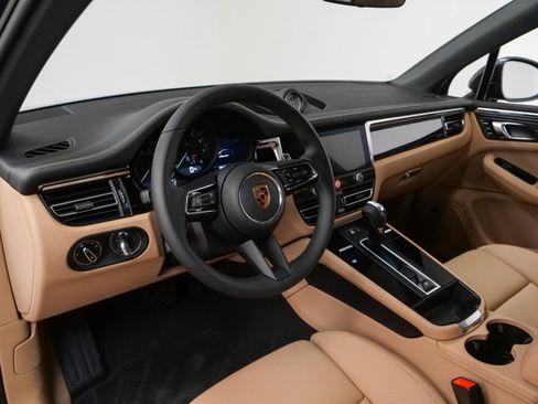 Used 2025 Porsche Macan image 4