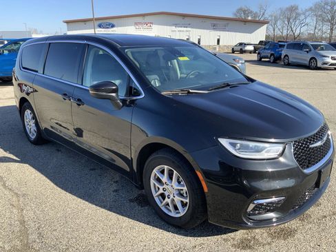 Used 2023 Chrysler Pacifica Touring-L image 2