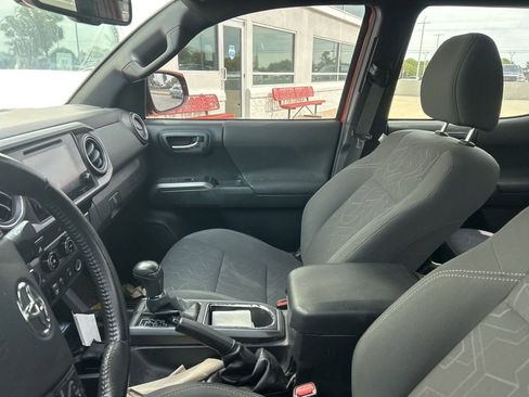 Used 2018 Toyota Tacoma TRD Off-Road image 11