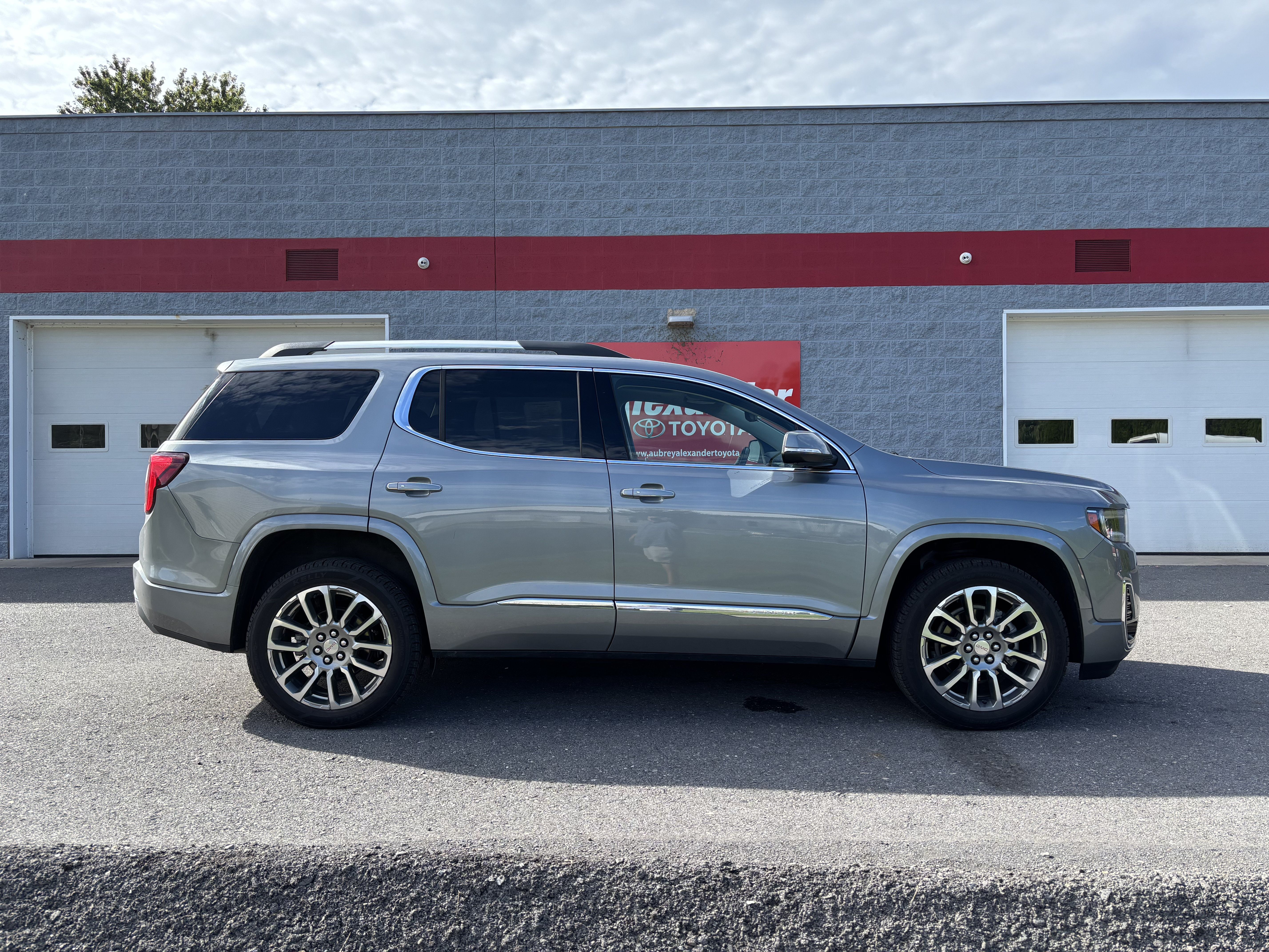Used 2023 GMC Acadia Denali w/ Denali Technology Package AWD/4WD image 2