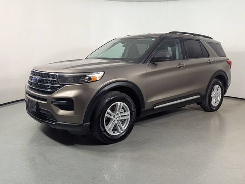 Used 2021 Ford Explorer XLT RWD image 3