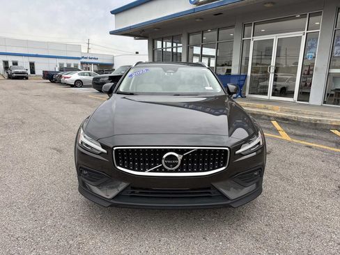 Used 2025 Volvo V60 B5 Cross Country Plus AWD/4WD image 2