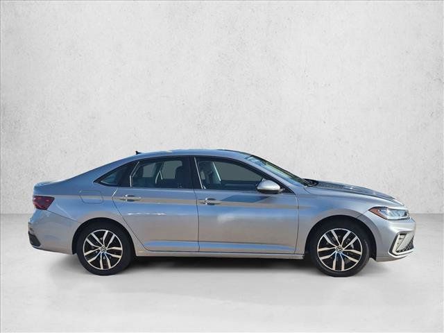 Used 2025 Volkswagen Jetta SE FWD image 4